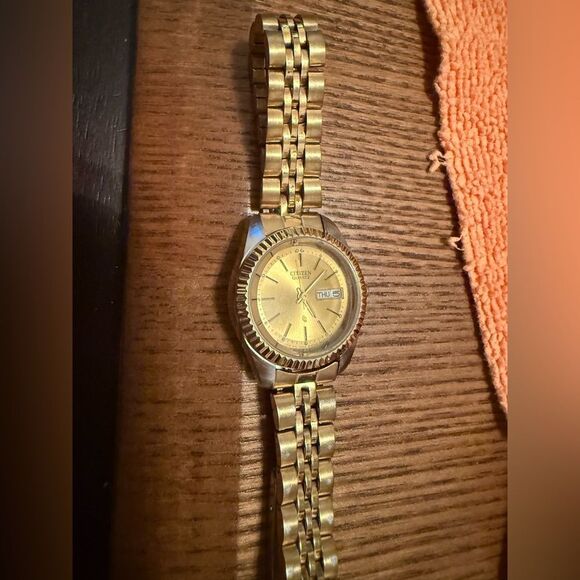 Citizen Quartz Gold Silver Two-Tone Day Date Watch EUC New Battery - Picture 4 of 9